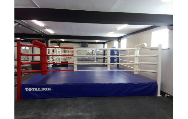 Боксерский ринг на помосте 0,5 м Totalbox размер по канатам 4×4 м РП 4-05 600_380